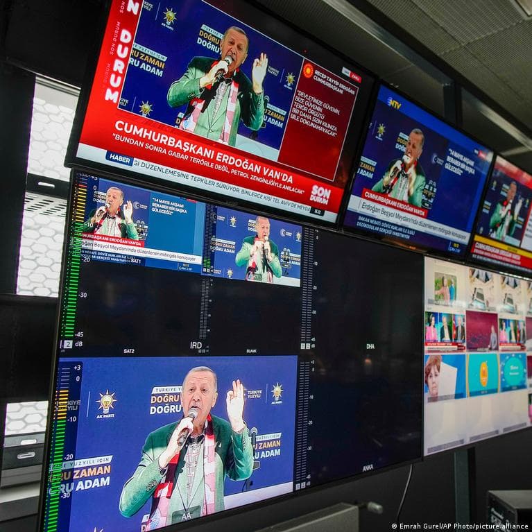 Turkiya politsiyasi muxolifatdagi Halk TV kanaliga reyd o‘tkazdi, 11 kishi hibbsga olindi, efir to‘xtatildi