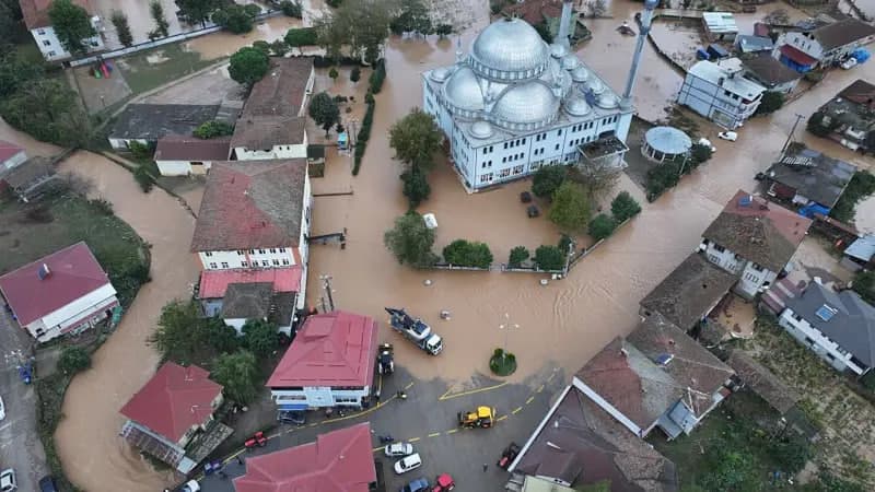 Two killed and about 600 residents evacuated in Istanbul due to the heaviest downpours in 84 years