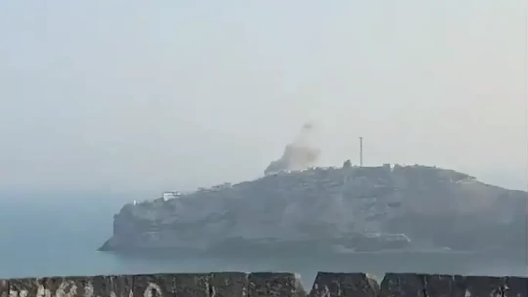Houthis launch missile strike on presidential palace complex in Aden: two killed