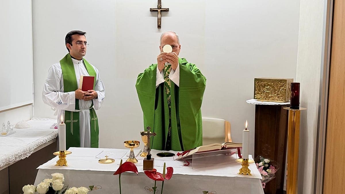 Papa Lev XIV «Jemelli» kasalxonasida ibodat o‘qidi — Vatikan o‘pka operatsiyasidan keyingi birinchi fotolarini e’lon qildi