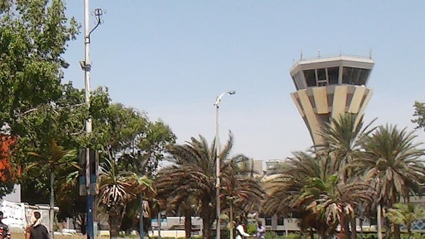 Xusitlar snaryadlari Aden aeroportida yo‘lovchi samolyot yoniga tushdi