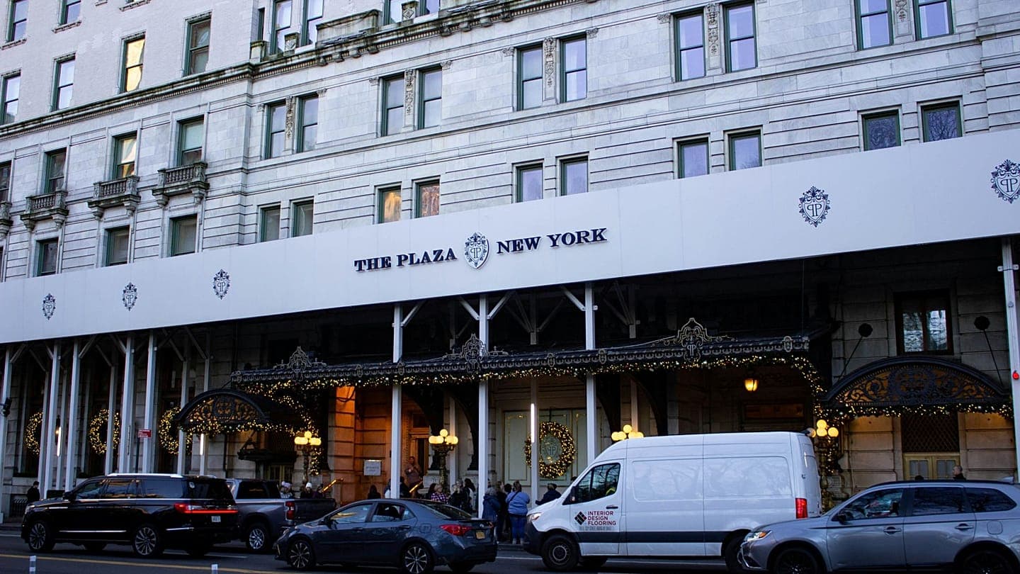 Легендарный нью-йоркский отель The Plaza закроется в январе 2027 года на реставрацию фасада минимум на четыре года