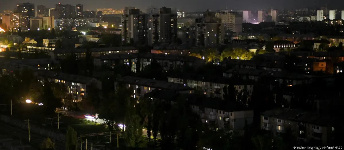 Rossiyaning zarbalaridan so‘ng Kiyev va Lutskda elektr ta’minoti va suv yetkazib berish buzildi; NYT energetika tizimlariga hujumlar rejasi haqida yozmoqda