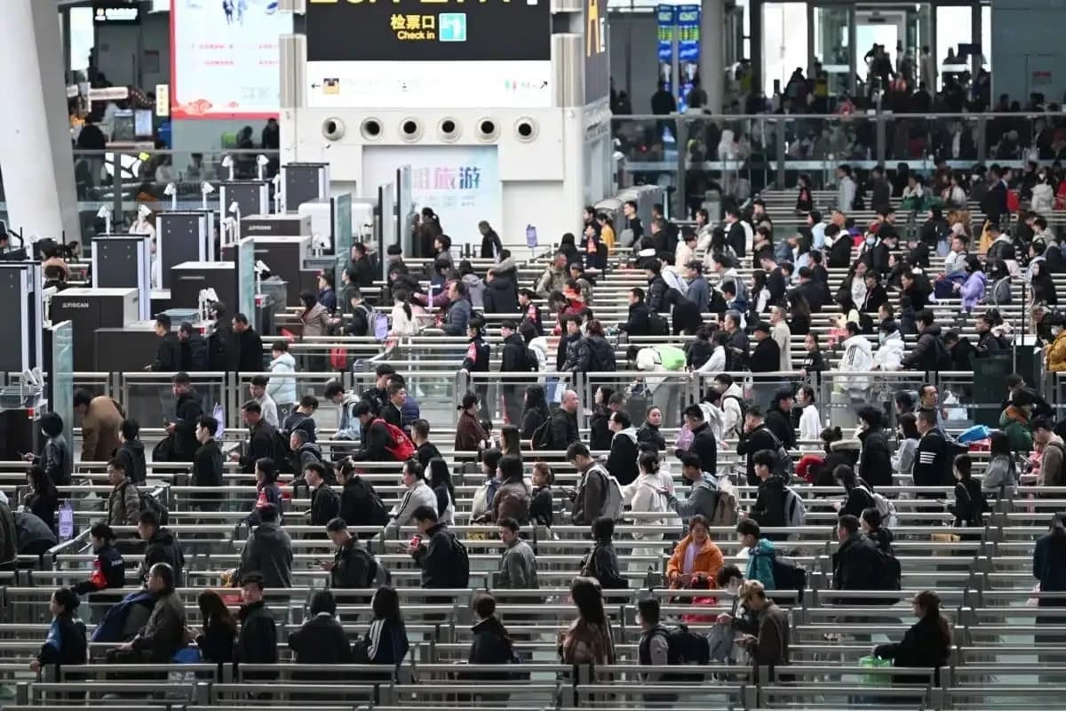 Guangzhou South railway station served one million passengers in a single day