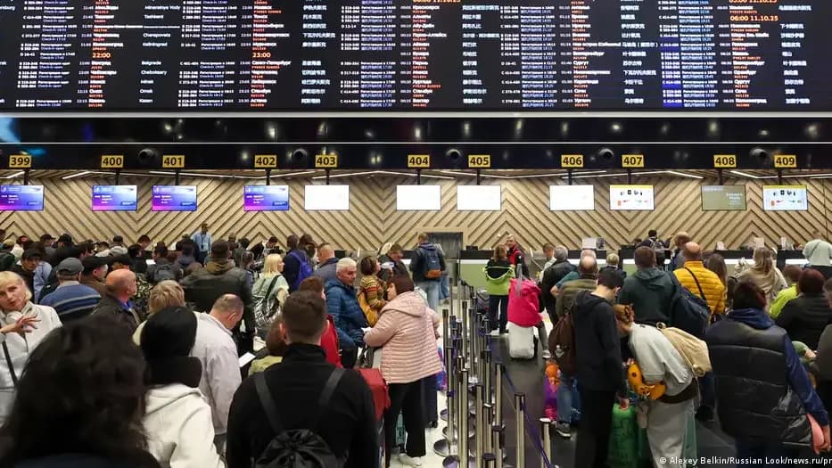 Dronlar xavfi tufayli Rossiya aeroportlari cheklovlar joriy qilmoqda: yuzlab reyslar kechiktirildi va bekor qilindi