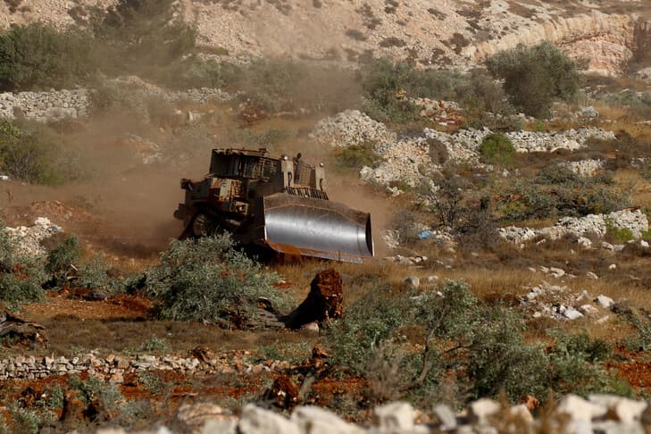 Israeli Rabbi Dov Lior Permits Taking Olives from Palestinian Farmers in the West Bank