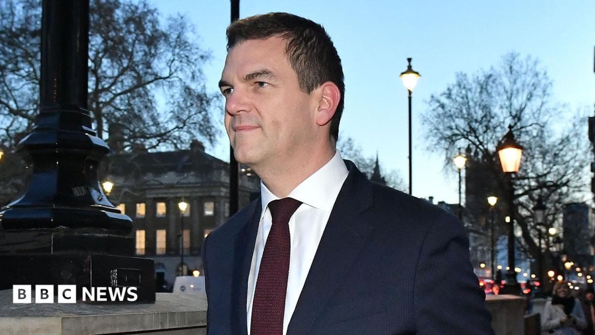 Buyuk Britaniyaning sobiq tashqi ishlar vaziri Olli Robbins hukumat bilan noqonuniy ishdan bo‘shatish bo‘yicha da’voni hal qildi