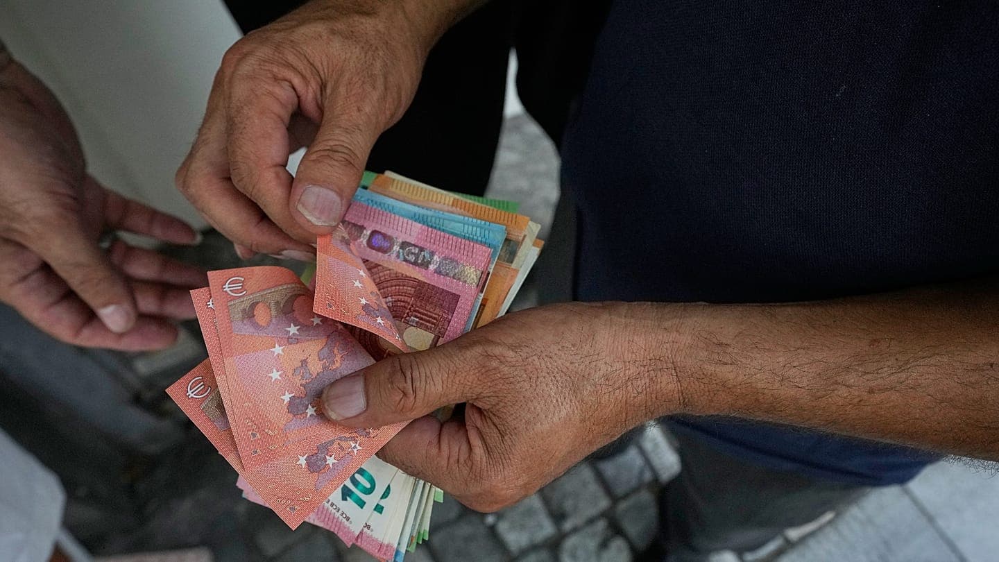 Euro Hits Lows Against Dollar and Pound Despite ECB Rate Hikes