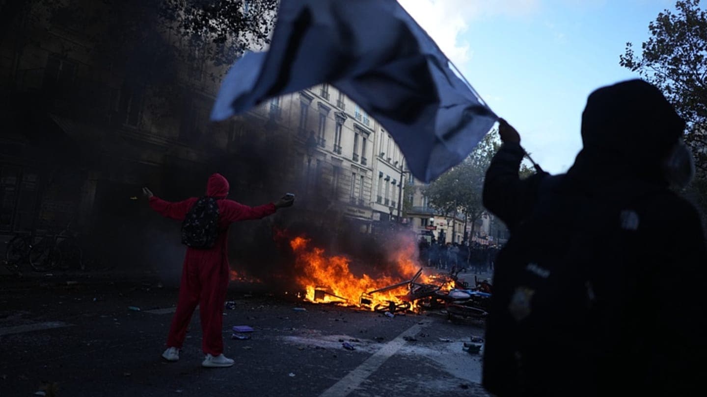 Euronews crew attacked while covering protests in Paris