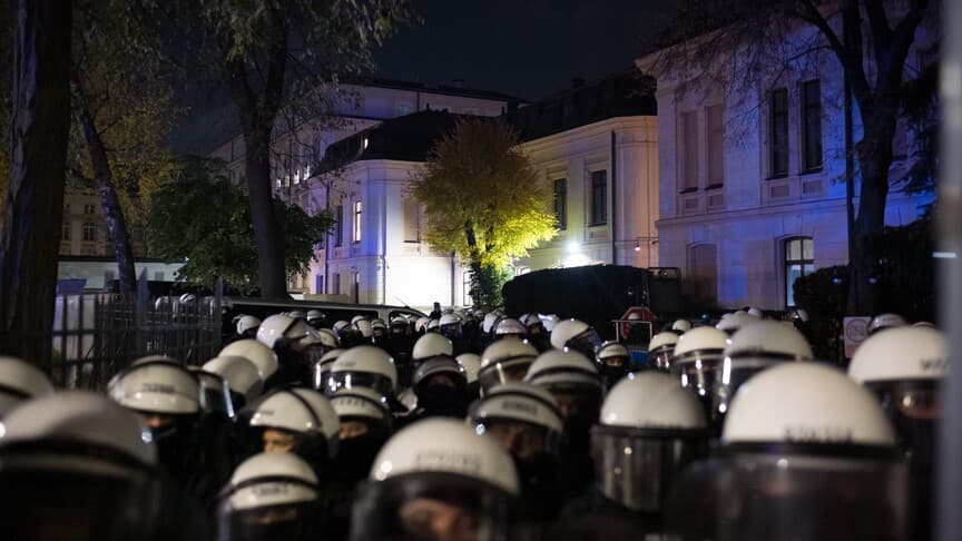 US Ambassador Calls for Restraint Amid Standoff at Poland's Constitutional Tribunal