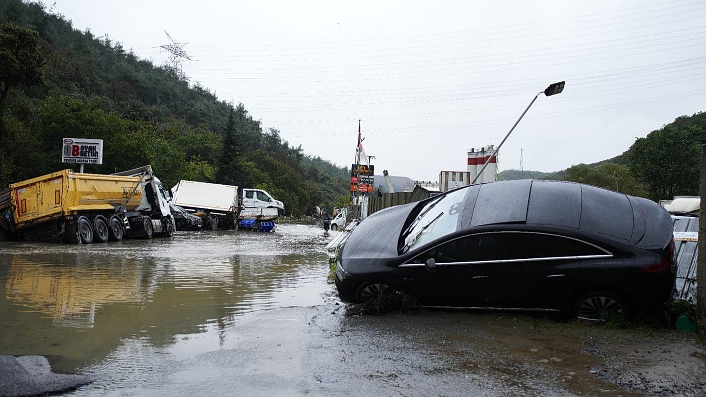 Istanbul rekord yomg‘irdan keyin suv ostida qoldi: odamlar halok bo‘ldi, maktablar yopildi, reyslar boshqa yo‘nalishga qaratildi
