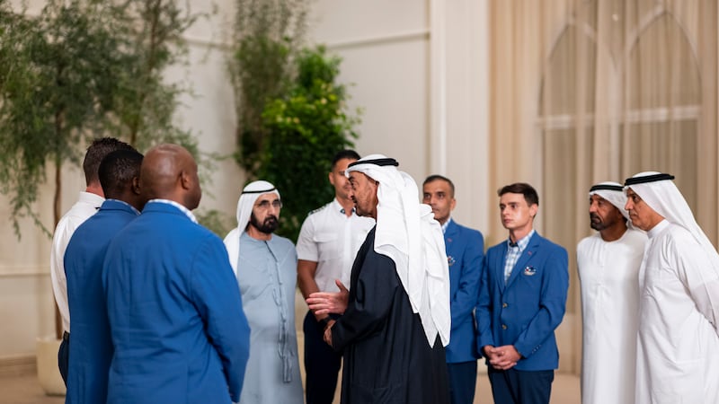 Shayx Muhammad flydubai ekipaj a’zolari bilan suhbat qurmoqda; chapda shayx Muhammad bin Rashid, flydubai bosh direktori G‘ays Al G‘ays hamda Fuqaro aviatsiyasi departamenti prezidenti, Emirates raisi va bosh direktori hamda Dubai World raisi shayx Ahmed bin Saeed