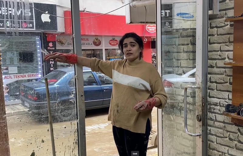 Gulşah Aktan, 28 yoş, şimoliy Stambulning Ayazaga tumanidagi oilasining elektronika ta'mirlaş dökonida toşqin suvi yelka balandligiga kötarilganini körsatmoqda. Lizzie Porter / The National