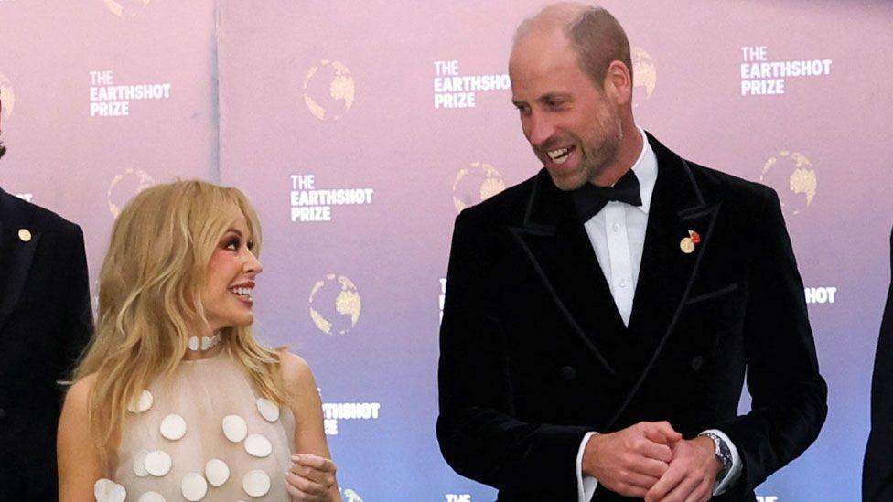 Uels shahzodasi va Kylie Minogue 2025-yil 5-noyabrda Brazilga tashrifining uchinchi kunida Rio-de-Janeyrodagi Tomorrow muzeyida bo'lib o'tgan beshinchi Yillik Earthshot Prize mukofotlash marosimida birga yurishmoqda