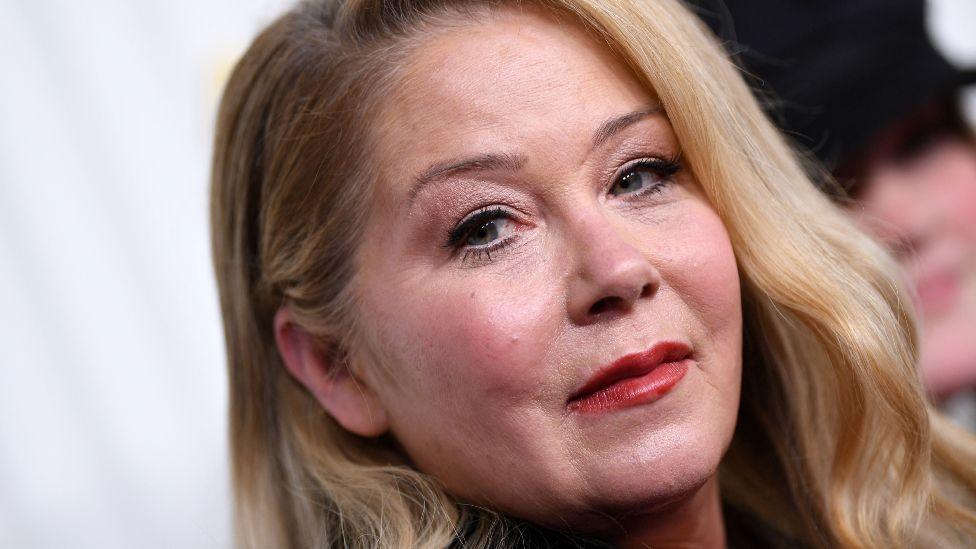 Американская актриса Кристина Эпплгейт прибывает на 29-ю церемонию премии Гильдии киноактёров США в Fairmont Century Plaza в Сентури-Сити, Калифорния, 26 февраля 2023 года.