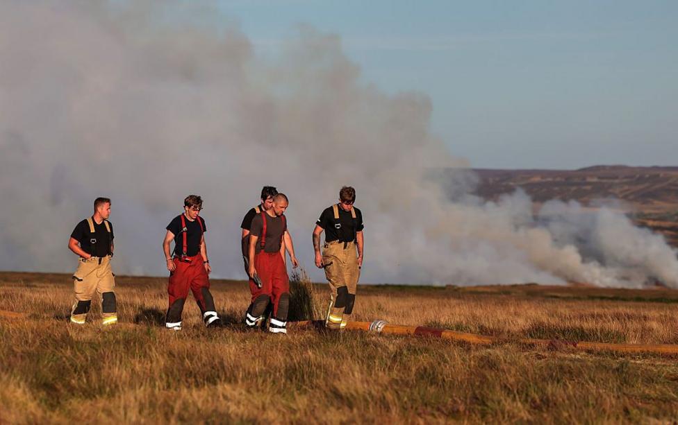 Mid and West Wales va South Wales Fire Services o‘t o‘chiruvchilari yirik hodisa deb e’lon qilingan Llangynidr Moor hududidagi o‘rmon yong‘inlarini o‘chirayotgan bir vaqtda xodimlar bazaga qaytmoqda.