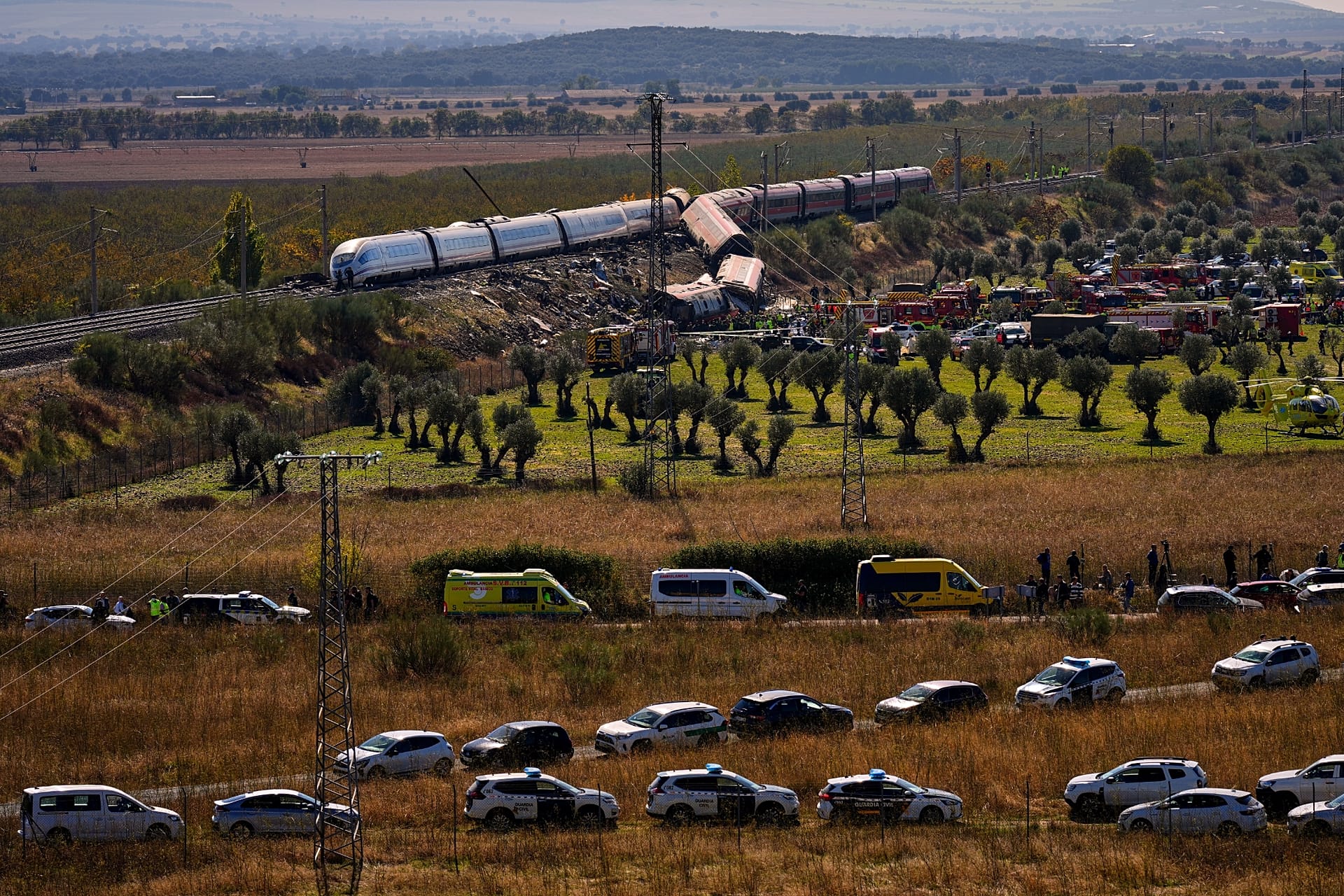 2026-yil 28-oktabr, chorshanba kuni Ispaniyaning Urda shahrida ikki poyezd to‘qnashuvi joyida tez yordam xizmatlari ishlamoqda. (AP Photo/Manu Fernández)