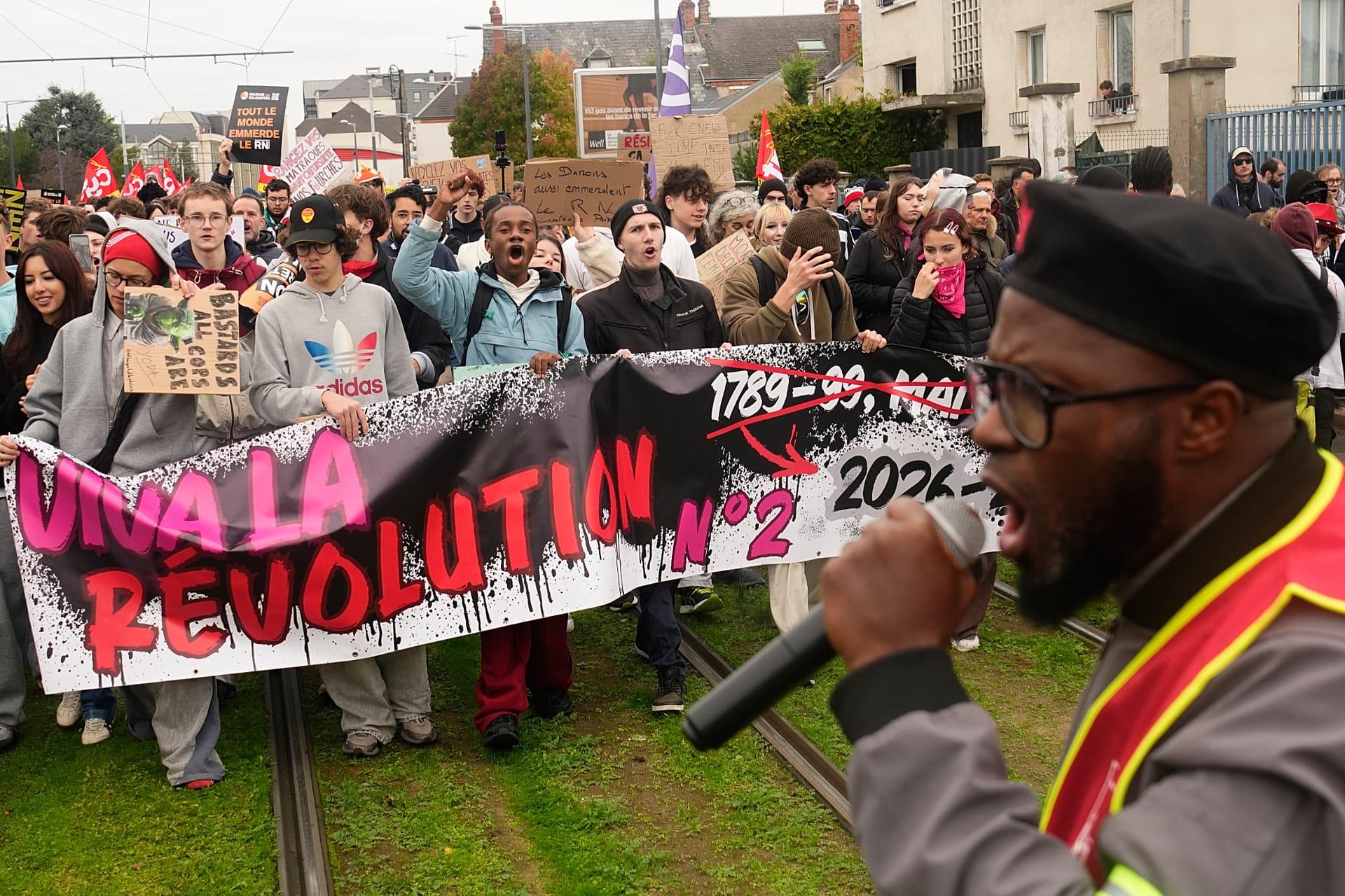 Fransiyaning Orlean shahrida o‘ta o‘ng RN partiyasi qurultoyi chetida o‘tgan norozilik namoyishida namoyishchilar «Revolyutsiya yashasin» degan banner ushlab turmoqda, 2026-yil 24-oktyabr