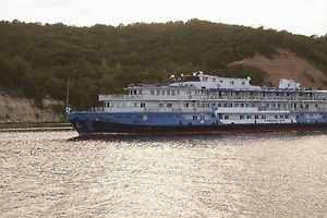 The cruise ship 'Alexander Benois' ran aground near Volgograd
