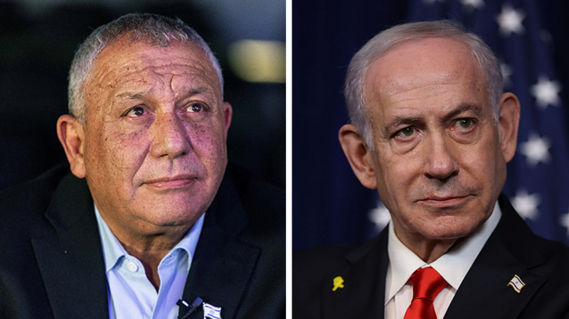 Oldga qaragan kostyumli ikki erkak. Bu G‘adi Eyzinkot va Benyamin Netanyaxuning montaj qilingan tasviri.