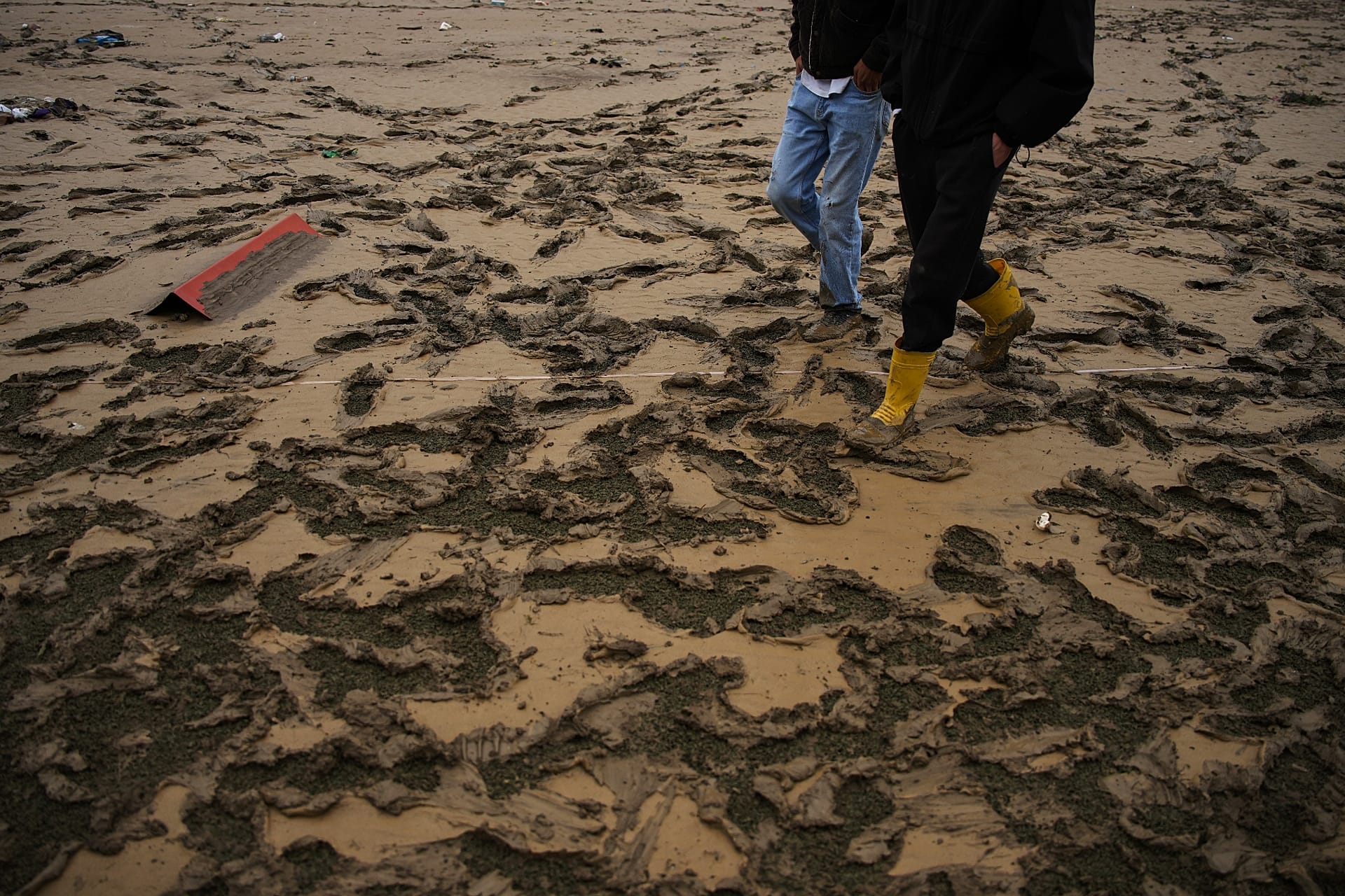 Local residents walk through the mud in the aftermath of floods caused by heavy rains in Istanbul, 15 October, 2026