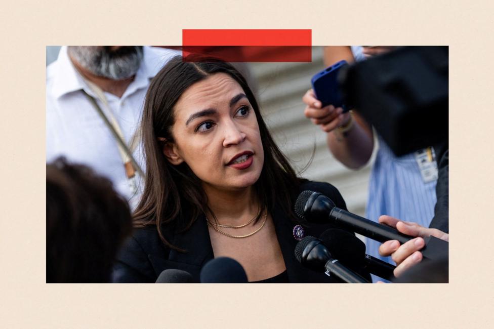 Mikrofonga gapirayotgan Alexandria Ocasio-Cortez