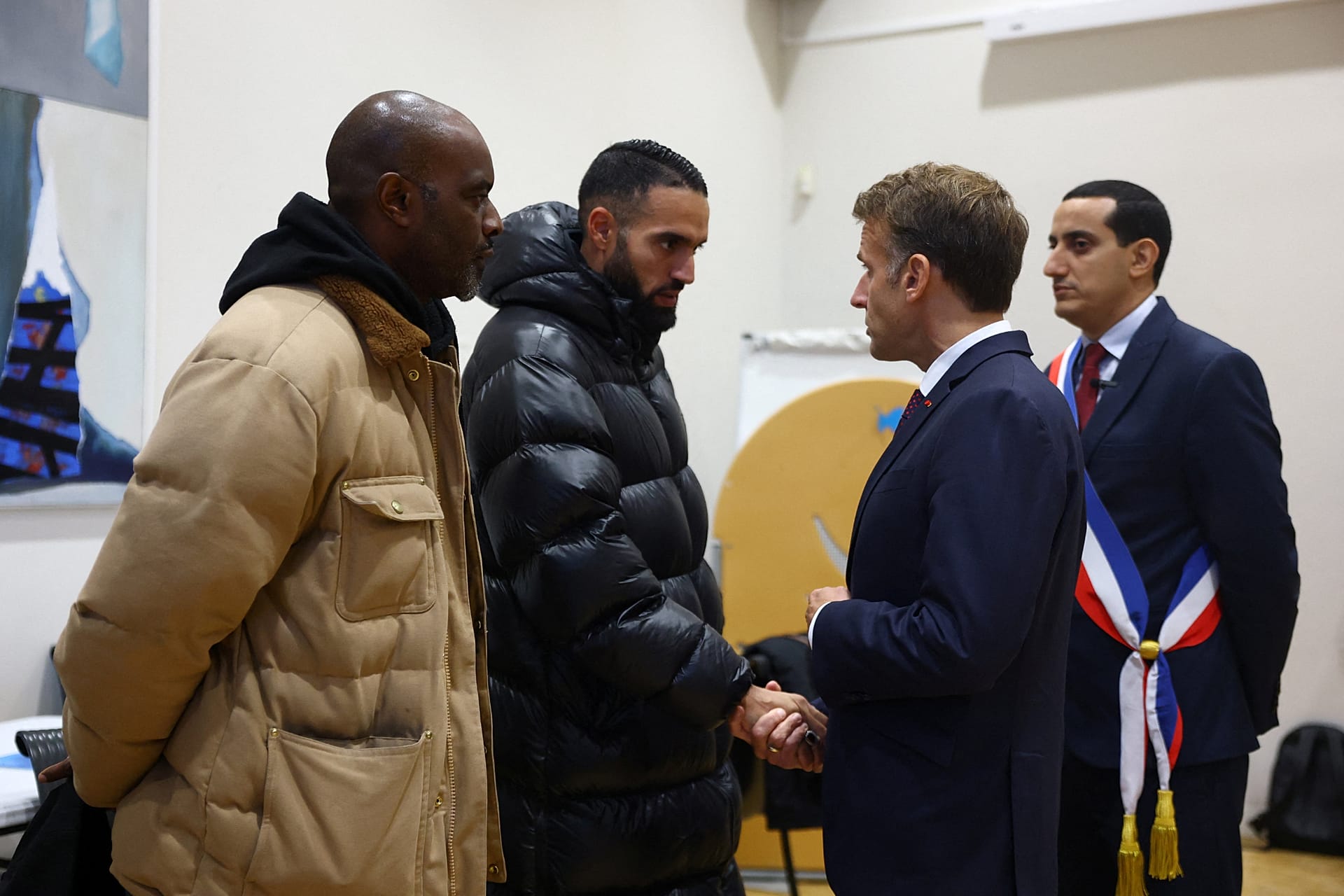 Emmanuel Makron 2026-yil 23 oktyabrda Trappes shahar boshqarmasida aholi bilan uchrashmoqda