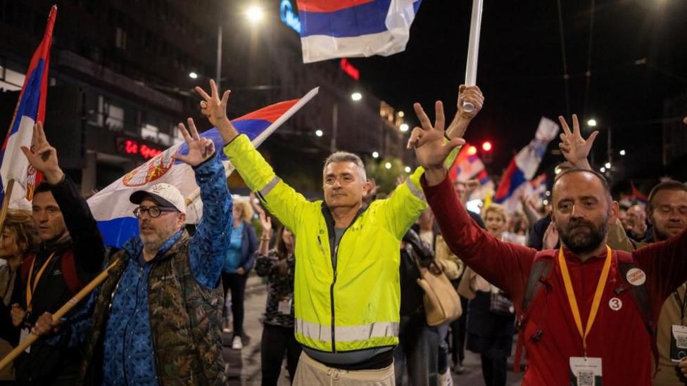 Илия Срданович, первый в избирательном списке «Студенческий список — Студенты побеждают», машет гражданам, приветствующим студентов, пришедших в столицу из разных частей страны, за день до финального предвыборного митинга в Белграде,