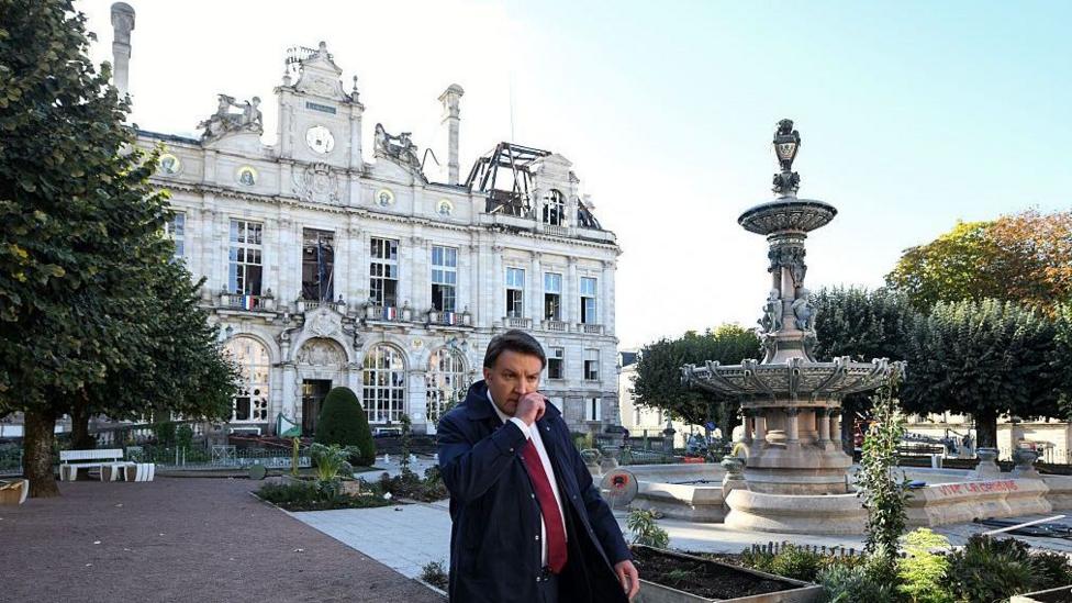 Limoges meri Guillaume Guérin «hayot qimmatligi»ga qarshi butun mamlakat bo'ylab o'tgan norozilik namoyishlaridan keyin yuz bergan tartibsizliklar va talonchilikdan bir kun o'tib, qisman yonib ketgan shahar hokimiyati binosi oldidan yurib bormoqda