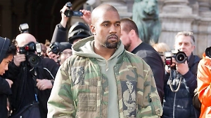 Qo‘shiqni qanday kuylash yoqmadimi? Kanye West butun stadionni qo‘shiqni yetti marta qayta boshlashga majbur qildi