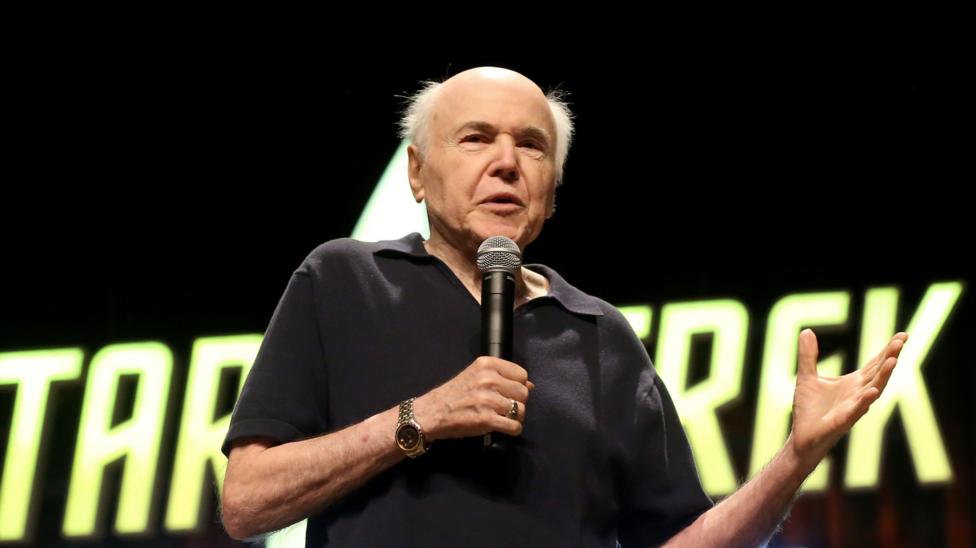 Aktyor Uolter Koenig 2019-yilda Las-Vegasdagi 18-umumjahon rasmiy Star Trek anjumanining The Original Series panelida nutq so‘zlayotgan holda