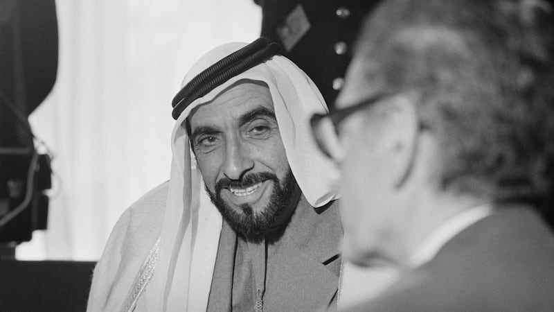 BAA otasoschisi, marhum shayx Zoid bin Sulton Ol Nahayon Eronning so‘nggi shohi Muhammad Rizo Pahlaviy bilan 1975-yil 4-martda Jazoirda bo‘lib o‘tgan birinchi OPEC sammitida. Getty Images