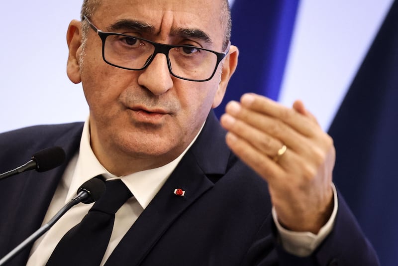 Fransiya içki işlar vaziri Lorent Nunye politsiya maskali protestantlarga çidamaydi, degan. AFP