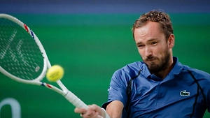 Birinchi setni yutqizdi, lekin kubokni qo‘lga kiritdi: Medvedev ATP turniri finalida kambek qildi