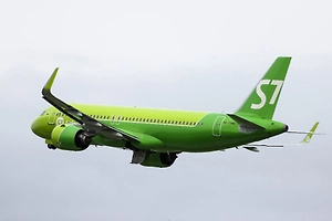 S7 aviakompaniyasining Novosibirsk — Maxachqala reysidagi samolyoti qutqarish signali berdi va Omskda qo‘ndi: nima ma’lum