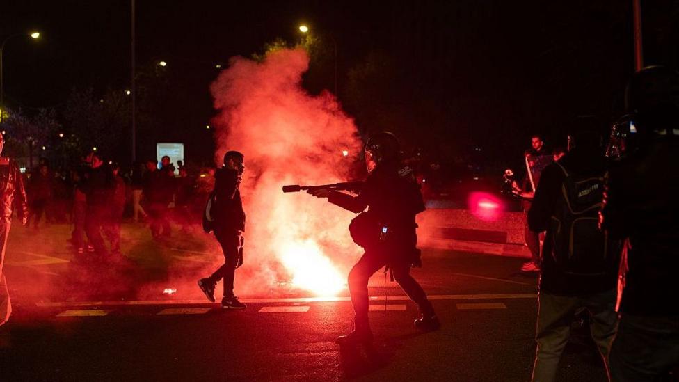 28-oktabrdagi temir yo‘l hodisasidan so‘ng javobgarlik talab qilib, Transport va barqaror mobillik vazirligi oldida o‘tkazilgan norozilik namoyishi chog‘ida tartibsizliklar yuz bergan.