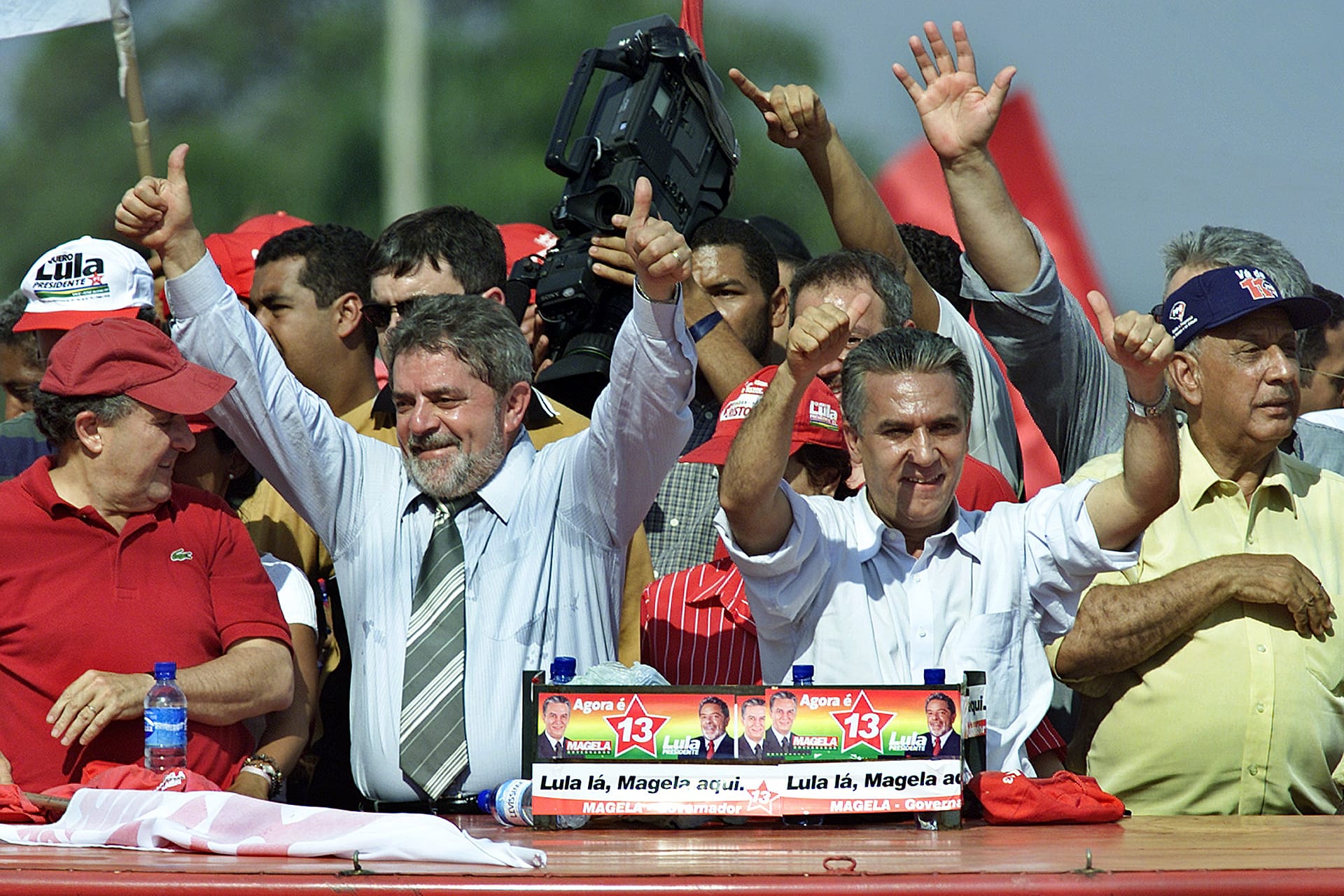 Лула машет с крыши грузовика во время митинга в Бразилиа, Бразилия, во вторник, 22 октября 2002 года.
