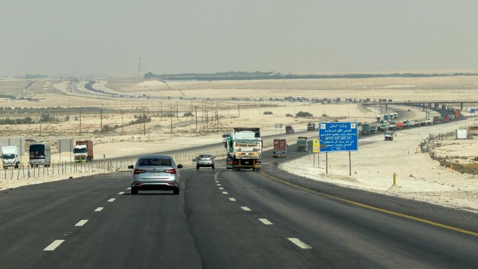 Dammam-Riyod shosseasidagi avtomobillar va yuk mashinalari manzarasi, Dammam, Saudiya Arabistoni (2026-yil 19-oktabr)