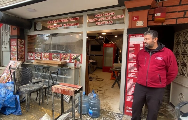 Kebab dökoni egasi Omer Payamzade ötgan haftadagi toşqinlardan beri xodimlariga iş haqi tölay olmagan (Lizzie Porter/ The National)