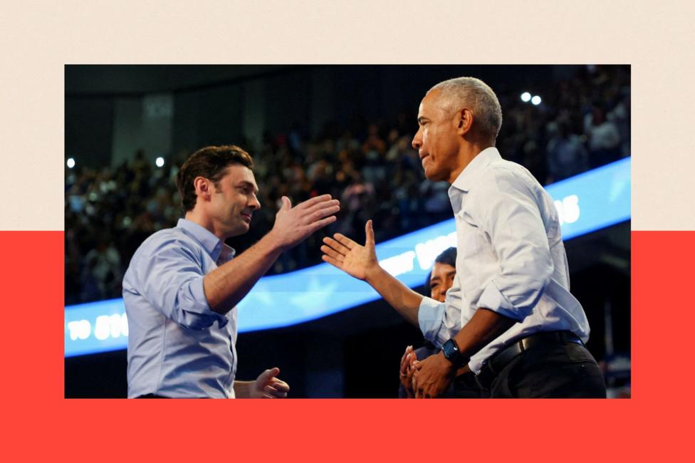 Mitginda sahnada beshlik belgisini qo‘yib tabriklayotgan Jon Ossoff va Barack Obama