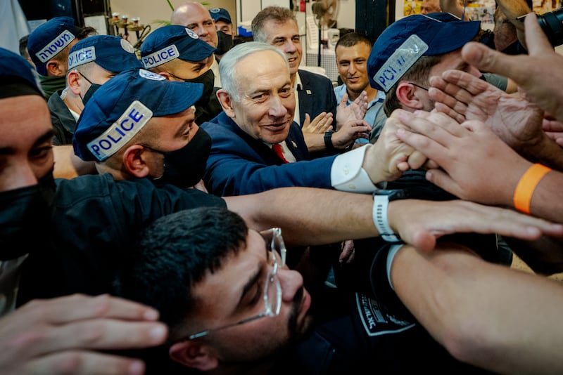 Isroil bosh vaziri Benyamin Netanyaxu 22-oktabr Isroilning Tel-Aviv shahridagi Hatikva bozorida sayolda. Getty Images