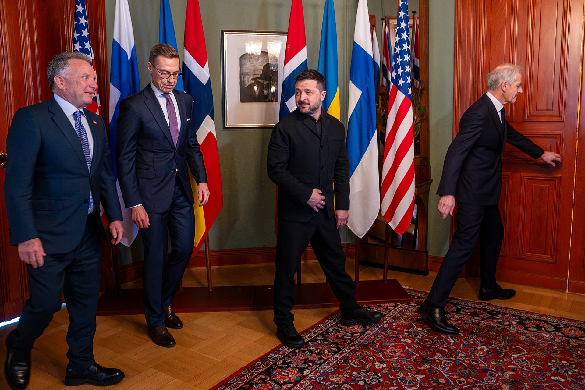 Ukraina prezidenti Zelenskiy (markazda), o‘ngda Norvegiya bosh vaziri Yonas Gar Styore, chapdan ikkinchi Finlandiya prezidenti Aleksandr Stubb va AQSh elchisi Stiv Vitkoff bilan