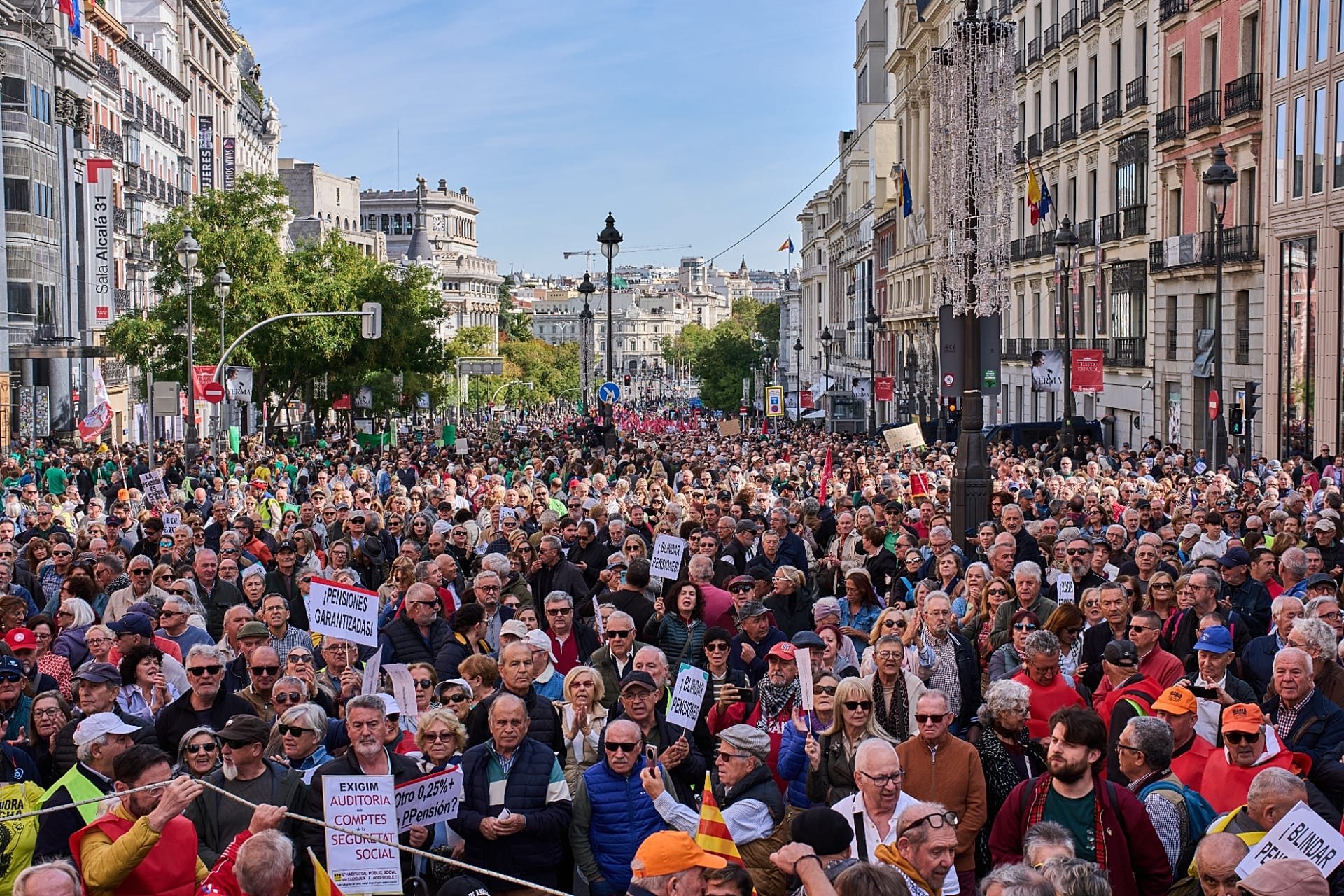 Ispaniyaning Madrid shahrida 2026-yil 24-oktyabr, shanba kuni pensionerlar va ularning tarafdarlari pensiya huquqlarini himoya qilish uchun yurish o‘tkazmoqda. (AP Photo/Bernat Armangue)