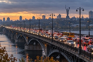Traffic jams you can't drive around: Kyiv residents swap cars for scooters due to bridge congestion