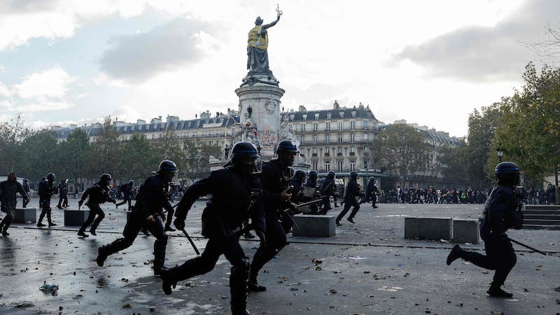 Полиция атакует протестующих. AFP