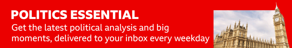 Politics Essential newsletterini targ'ib qiluvchi ingichka qizil banner, matnida: “Har bir ish kuni eng so'nggi siyosiy tahlillar va muhim lahazlarni to'g'ridan-to'g'ri pochtangizga yetkazamiz”. Shuningdek, Parlament binosi tasviri ham bor.