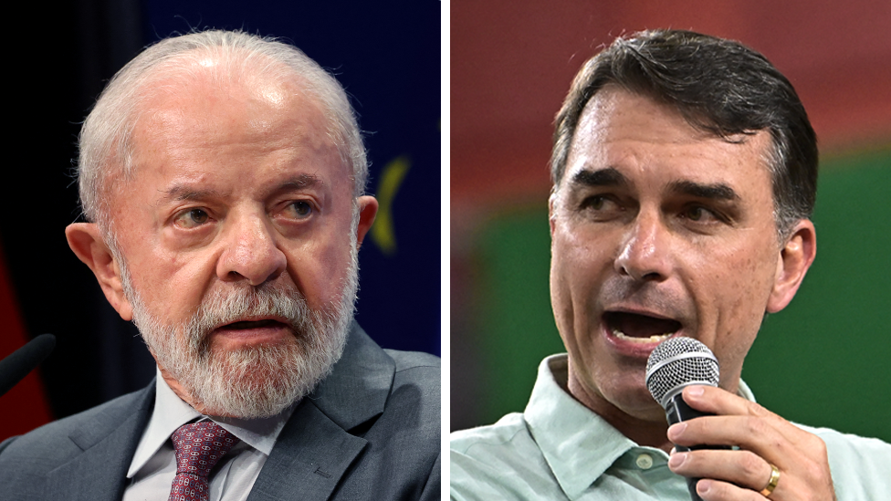 Kompozit sur’atda chap tomonda kulrang kostyum va to‘q qizil galstuk kiygan Luiz Inasio Lula da Silva, o‘ng tomonda esa och yashil ko‘ylak, galstuksiz Flavio Bolsonaro mikrofonga gapirayotgan holatda tasvirlangan.