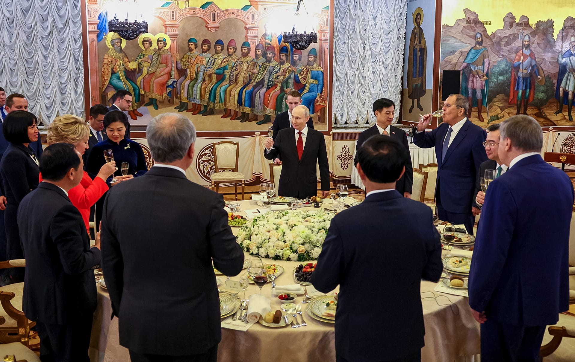 Vladimir Putin raises a toast during a state dinner in honour of Vietnamese President To Lam and his wife Ngo Phuong Li at the Kremlin, 9 September 2026