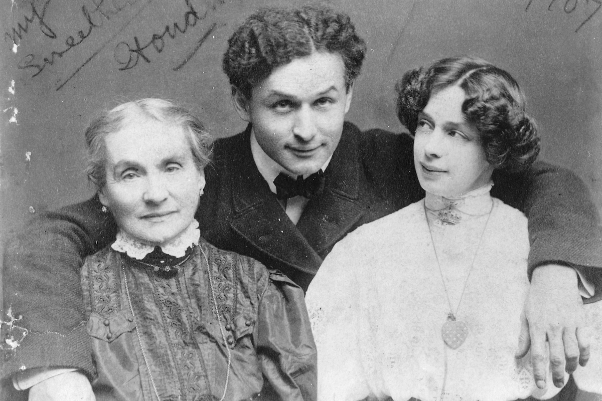 Harry Houdini's real name, his childhood in a rabbi's family, and the story of the pseudonym the whole world came to know. Photo © Wikipedia