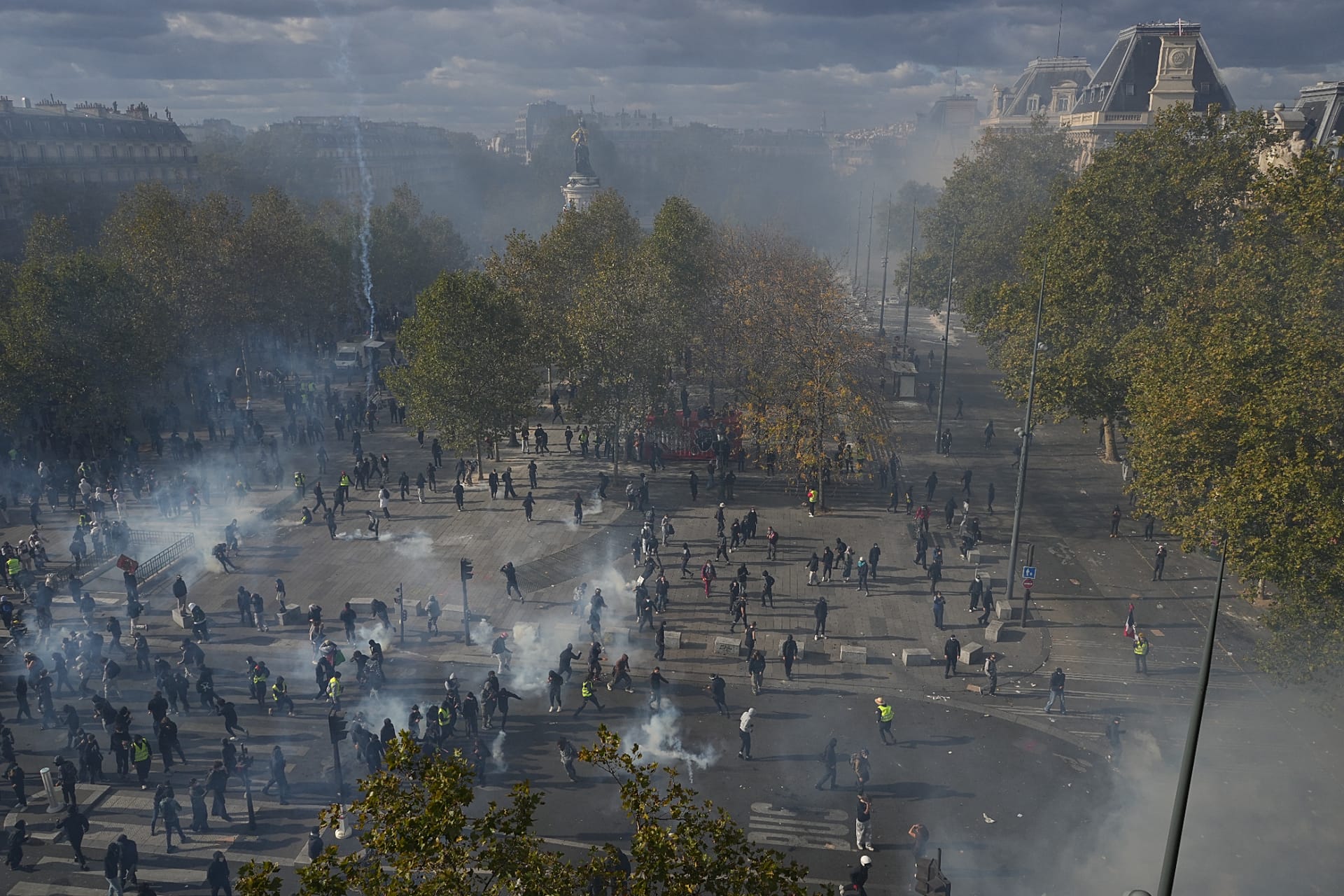 Protesters scuffle with police during a demonstration against rising living costs, joining students' grievances, in Paris, Saturday, Oct. 17, 2026.
